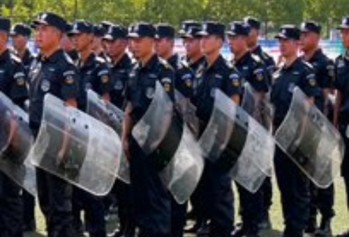 如果客户对现有的安保方案不满意，如何进行调整或更换？