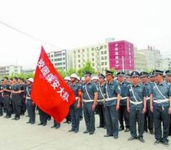 校园保安服务中如何处理师生间的冲突或纠纷？