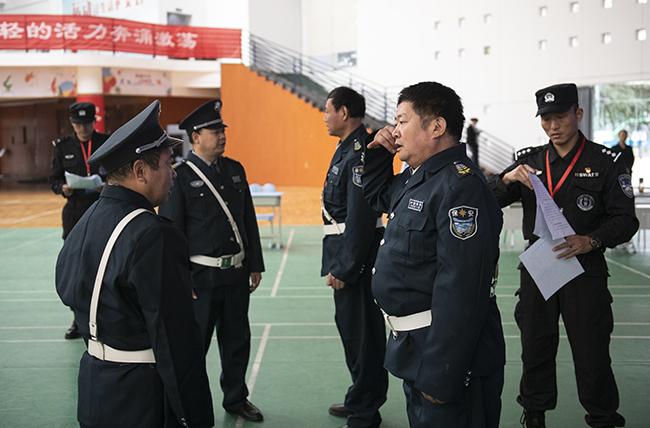 学校应为保安提供哪些资源来帮助他们更好地处理纠纷？